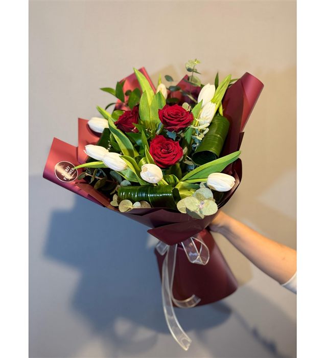 Red Velvet | Kırmızı Gül ve Beyaz Lale Buketi