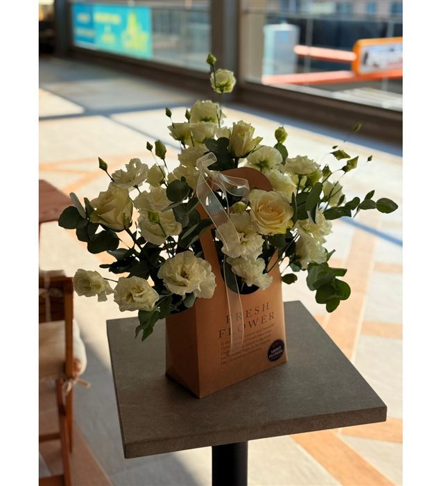 Elisa | Beyaz Gül ve Lisyantus Flower Bag