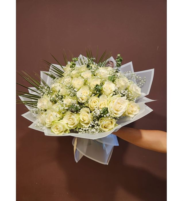 White Elegance | 41 İthal Beyaz Gül Buketi