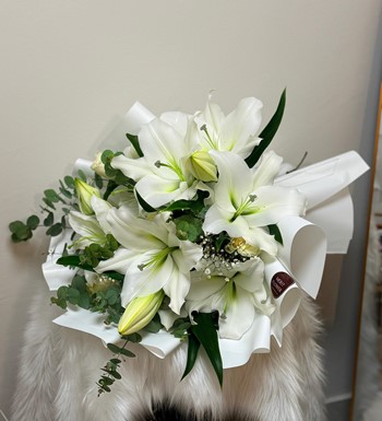 Lilyumbuketi, kazablankabuketi, beyazlilyumlar, istemeçiçeği