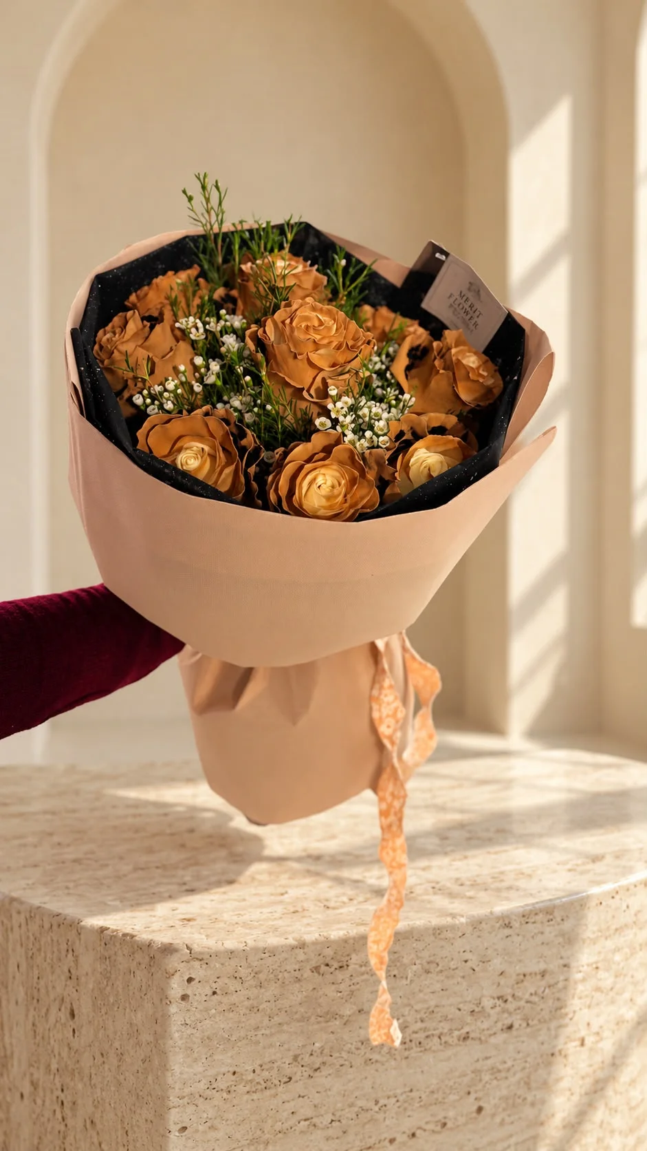 Wild Caramel – Leopar Desenli 10 Ekvator Gülü Buketi