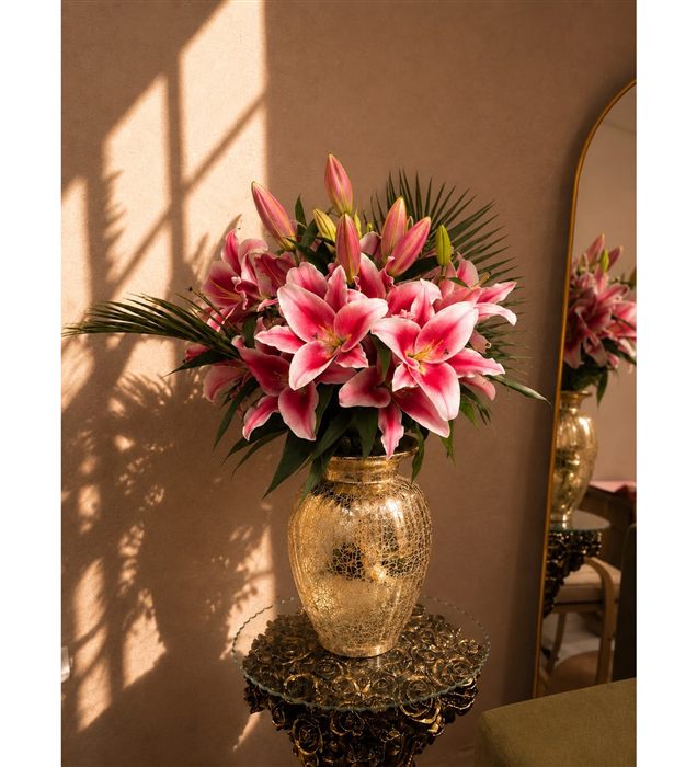 Golden Elegance Pembe Lilyum Aranjmanı